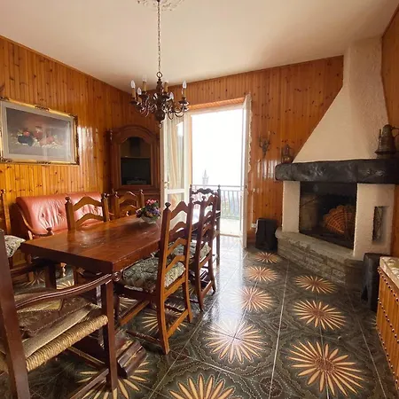 Hébergement de vacances Chalet With Big Private Outside Space And Lake View